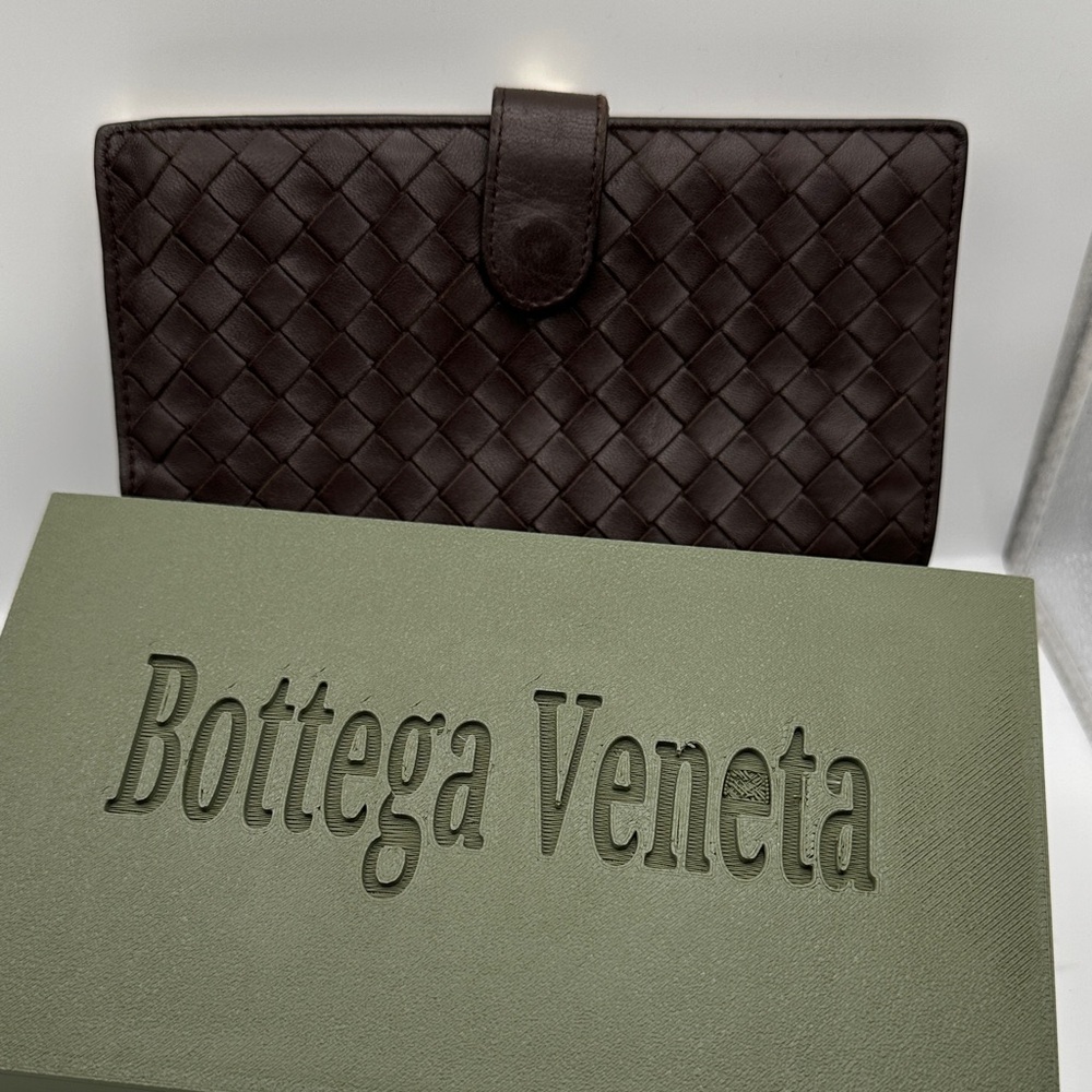 EUC Bottega Veneta Elegant Dark Brown Woven Leather Wallet